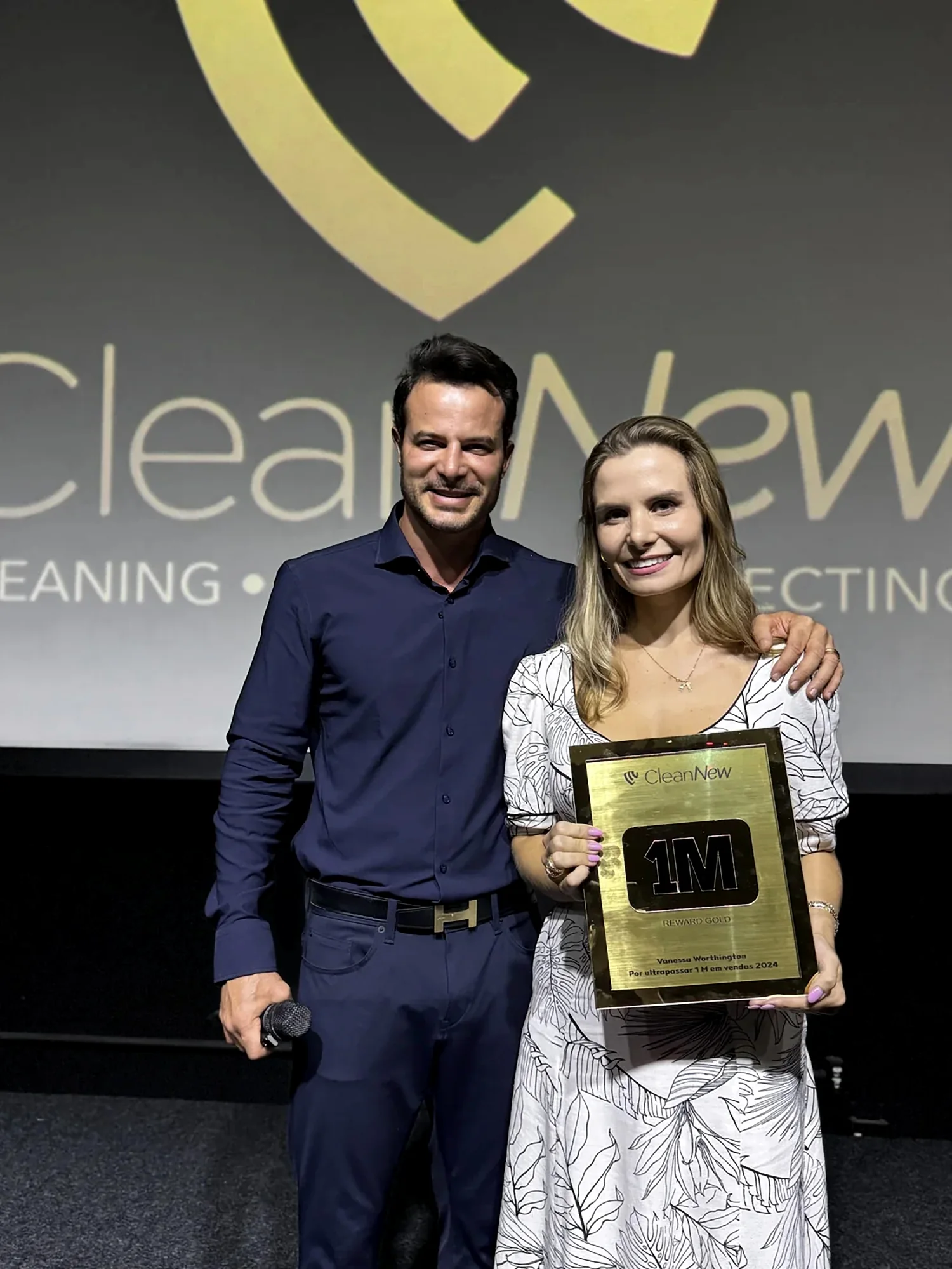 Vanessa Worthington recebendo reconhecimento da CleanNew