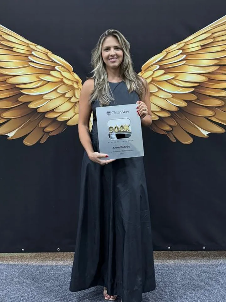 Anne Padrão com a placa Reward Platinum Gold de 900K em vendas