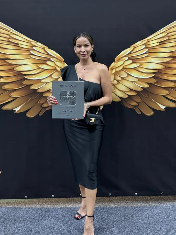 Josi Freitas com a placa Reward Platinum de 700K em vendas