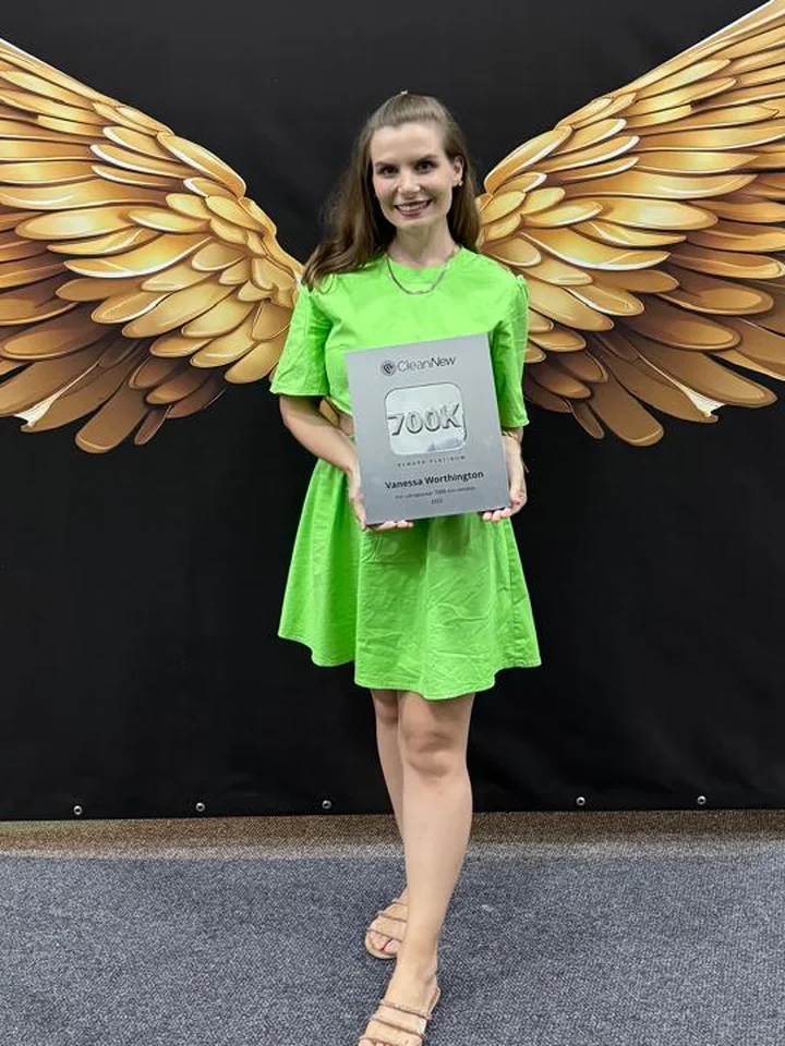 Vanessa Worthington com a placa Reward Platinum de 700K em vendas